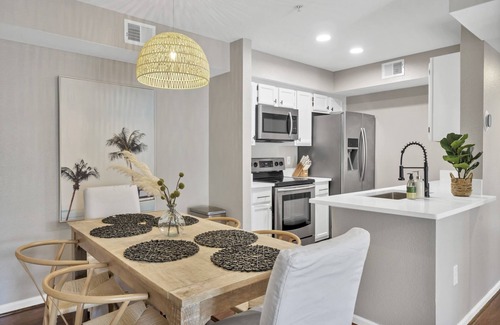 Indian Bayou Condominio | Heart of Destin Beach Bungalow: 2023 Elevated Reno