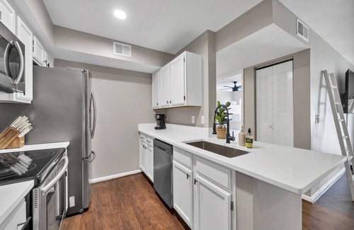 Indian Bayou Condominio | Heart of Destin Beach Bungalow: 2023 Elevated Reno