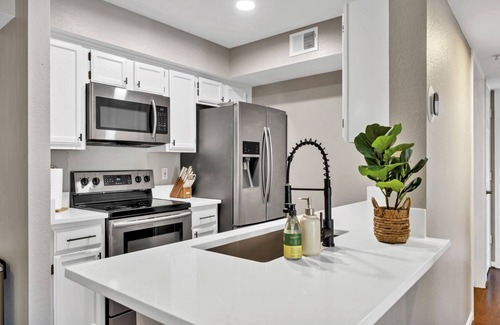 Indian Bayou Condominio | Heart of Destin Beach Bungalow: 2023 Elevated Reno