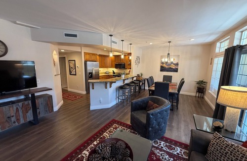 Leavenworth Condominio | Corazón del centro de Leavenworth - pasos de todo