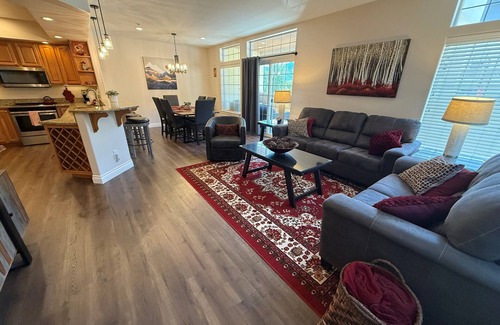 Leavenworth Condominio | Corazón del centro de Leavenworth - pasos de todo