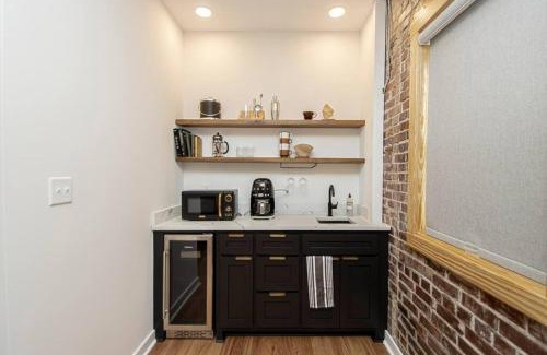 Hot Springs Apartamento | Heart of Downtown, Steps to Bathhouses & Restaurants, Room # 102
