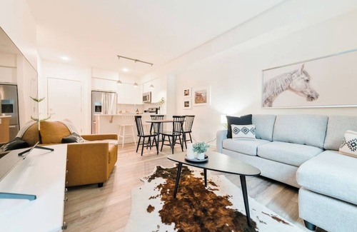 Mission District Condominio | Heart of DT| Western Themed Lux Condo | UG Parking