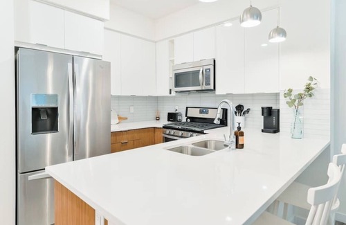 Mission District Condominio | Heart of DT| Western Themed Lux Condo | UG Parking