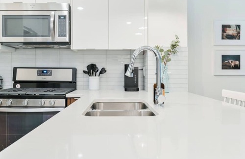 Mission District Condominio | Heart of DT| Western Themed Lux Condo | UG Parking