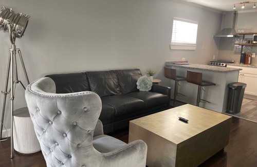 Knox - Henderson Apartamento | Heart of Henderson - Modern with Comfy King Bed