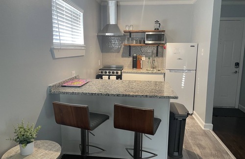 Knox - Henderson Apartamento | Heart of Henderson - Modern with Comfy King Bed