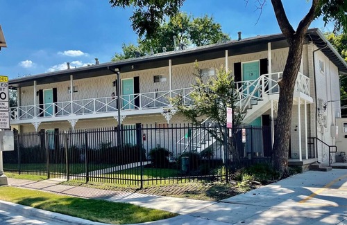 Knox - Henderson Apartamento | Heart of Henderson - Modern with Comfy King Bed
