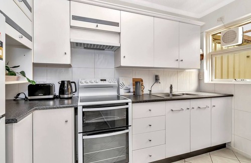 Henley Beach Apartamento | Heart of Henley A Homey Hideaway by the Beach