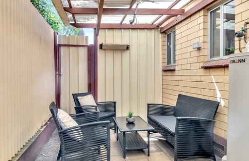 Henley Beach Apartamento | Heart of Henley A Homey Hideaway by the Beach