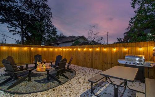 Greater East End Casa | Heart of Houston - 8-BD 4-BA with Yard