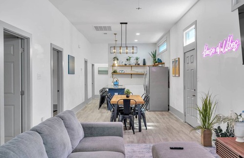 Tulane - Gravier Casa | This house is a 5 bedroom(s), 3 bathrooms, located in New Orleans, LA.