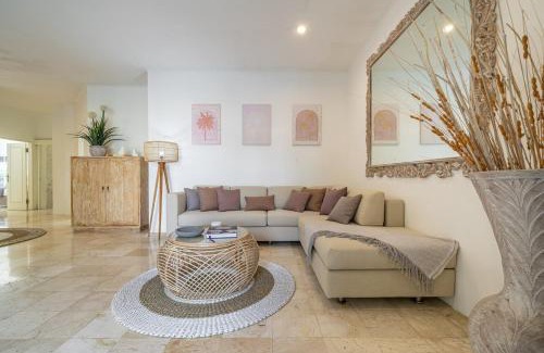 Petitenget Apartamento | Heart of Seminyak 2bed 2bath 2 pools super quiet