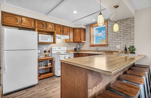 Elkhart Lake Condominio | Heart of the Action, Village Square Upper Condo Sleeps 8