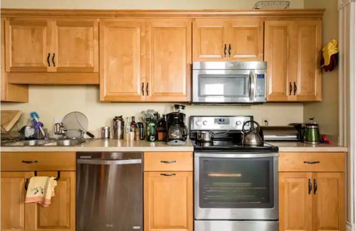 Tyler Park Casa | Heart of the Highlands with a Country Vibe! Large backyard.