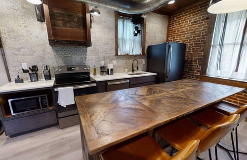 The Hill Condominio | Heart of "The Hill" - PRIME Location w/ Balcony