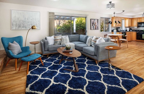 Harlow Casa | Nuevo plano de planta abierto moderno de mediados de siglo, junto al parque, que se puede caminar hasta Autzen y Campus con mesa de ping-pong