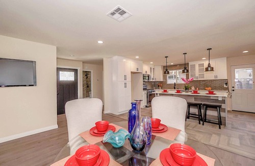 West Hills Casa | Heart of the Valley Cozy Single family home a mile from Topanga Village