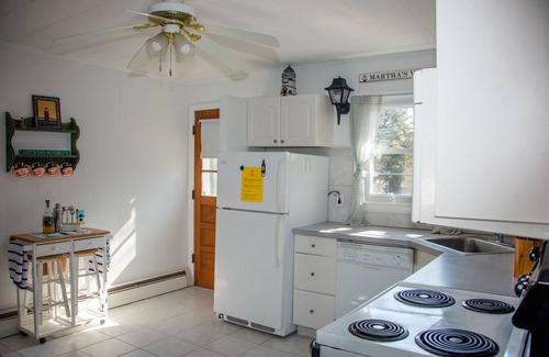 Vineyard Haven Condominio | Heart of VH, walk to ferry, shops & restaurants. Pool, AC & beach gear provided!