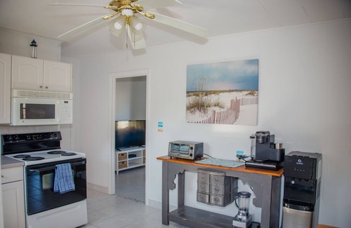 Vineyard Haven Condominio | Heart of VH, walk to ferry, shops & restaurants. Pool, AC & beach gear provided!