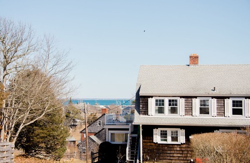 Vineyard Haven Condominio | Heart of VH, walk to ferry, shops & restaurants. Pool, AC & beach gear provided!
