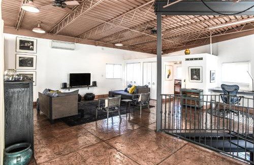 Santa Fe Casa | Heart of Vibrant Railyard-Downtown Loft with Radiant Heat and Deep Luxurious Soaking Tub