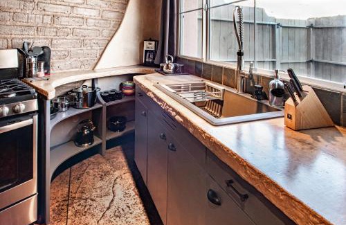 Santa Fe Casa | Heart of Vibrant Railyard-Downtown Loft with Radiant Heat and Deep Luxurious Soaking Tub