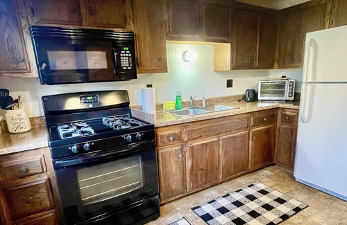 Big Bear City Casa | Heart & Snow Mountain Cabin. Pet Friendly!