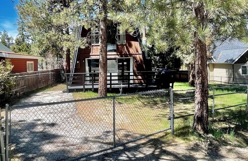 Big Bear City Casa | Heart & Snow Mountain Cabin. Pet Friendly!