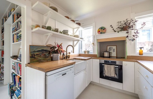 Surfdale Cabaña | Central fully renovated 1940s cottage - 5 minutes from beach