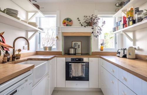 Surfdale Cabaña | Central fully renovated 1940s cottage - 5 minutes from beach