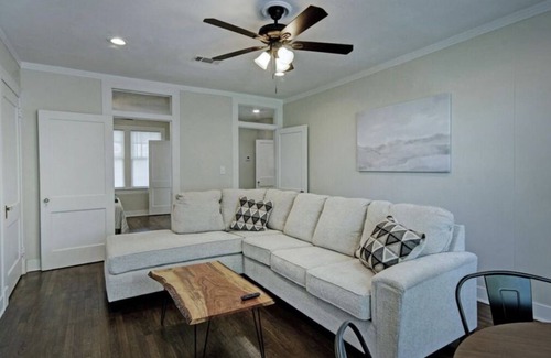 Clinton Apartamento | Heart Welcoming Home ! Minutes Away From A Theater & Local Foods!!