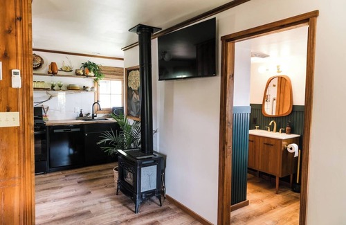 Bellevue Cabina | Heartbreaker|Log Cabin + Hot Tub w/ TV+ Pickleball