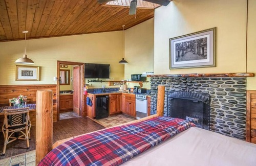 Downtown Cannon Beach Hotel | Hearthstone Inn - Clark Queen Room at Cannon Beach Hotel Collection!