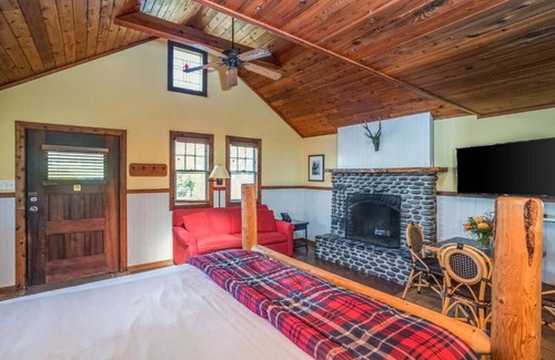 Downtown Cannon Beach Hotel | Hearthstone Inn - Lewis Queen Room at Cannon Beach Hotel Collection! Kitchen