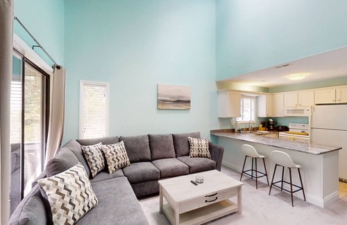 Surfside Beach Condominio | Heartwarming condo w/ pool, balcony, TV, & W/D-snowbird-friendly