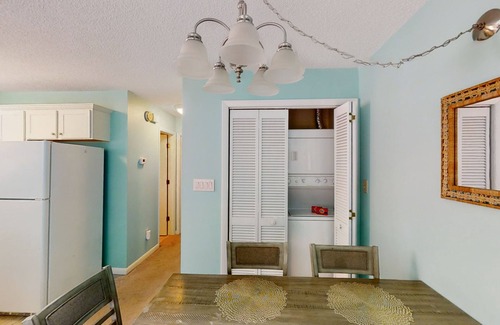Surfside Beach Condominio | Heartwarming condo w/ pool, balcony, TV, & W/D-snowbird-friendly