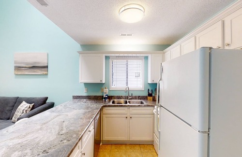 Surfside Beach Condominio | Heartwarming condo w/ pool, balcony, TV, & W/D-snowbird-friendly
