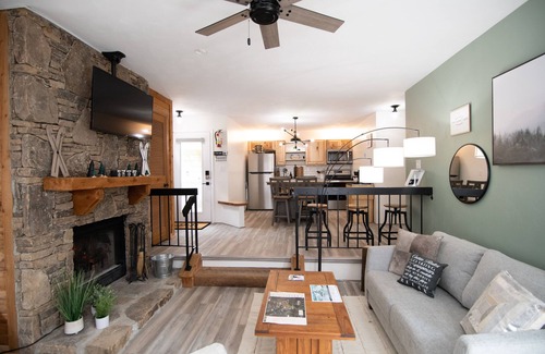 Seven Springs Condominio | Heated outdoor pool, close to Ohiopyle, Falling water, and State park with beach