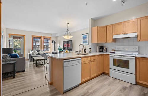 Cougar Creek Apartamento | Heated outdoor Pool & Tubs 2 Bedroom & 2 Full baths 5 beds 9 Guests