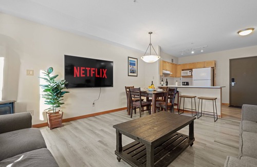 Cougar Creek Apartamento | Heated outdoor Pool & Tubs 2 Bedroom & 2 Full baths 5 beds 9 Guests