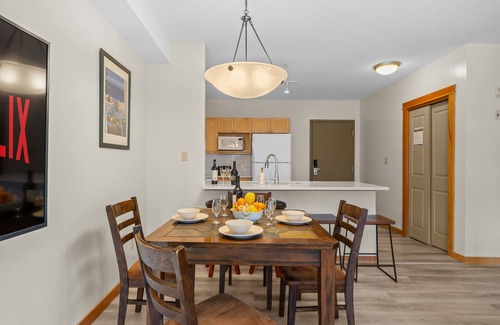 Cougar Creek Apartamento | Heated outdoor Pool & Tubs 2 Bedroom & 2 Full baths 5 beds 9 Guests