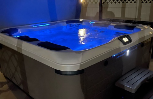 West Jordan Casa | Heated outdoor pool open April 9. Hot tub, stunning view, 5 star, clean, quiet