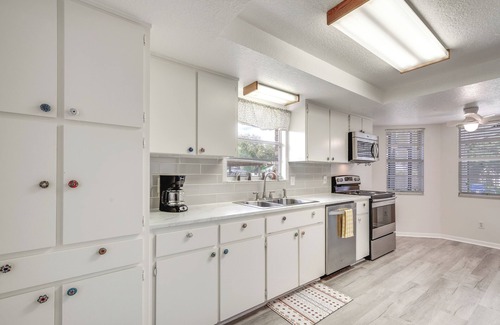 Spring Hill Cabaña | Heated Pool & 4-in-1 Grill: Spring Hill Haven!