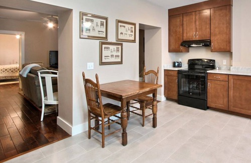 Savannah Victorian District Apartamento | Bellamente renovado apartamento con jardín en una excelente ubicación cerca de Forsyth Park