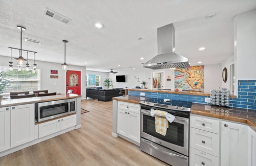 Holiday Cove Casa | Heated Pool, BBQ Grill, & Tiki Bar near USSSA and Cruise Port Canaveral