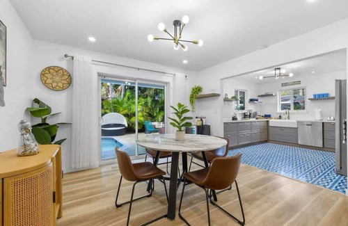 North Central Hollywood Casa | The Other Hollywood ~ Heated Pool ~ 10min to Beach
