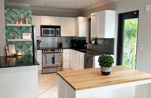 Central Corals Casa | Heated Pool- Beautiful 2-bedroom home