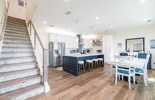 Cocoa Isles Casa | Heated Pool-Canal-Walk to Beach-Kayaks-Beach Gear