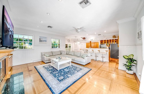 Lake Ida Shores Casa | Heated Pool! Close To Beach+Avenue! Quaint Style!